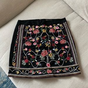 Braeve Embroidered Skirt size M